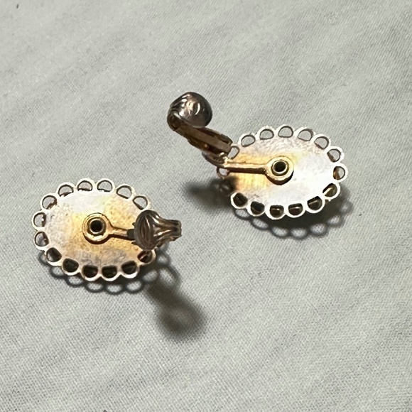 Vintage, gold tone, carved cameo of a pharaoh, clip on earrings - Picture 3 of 13